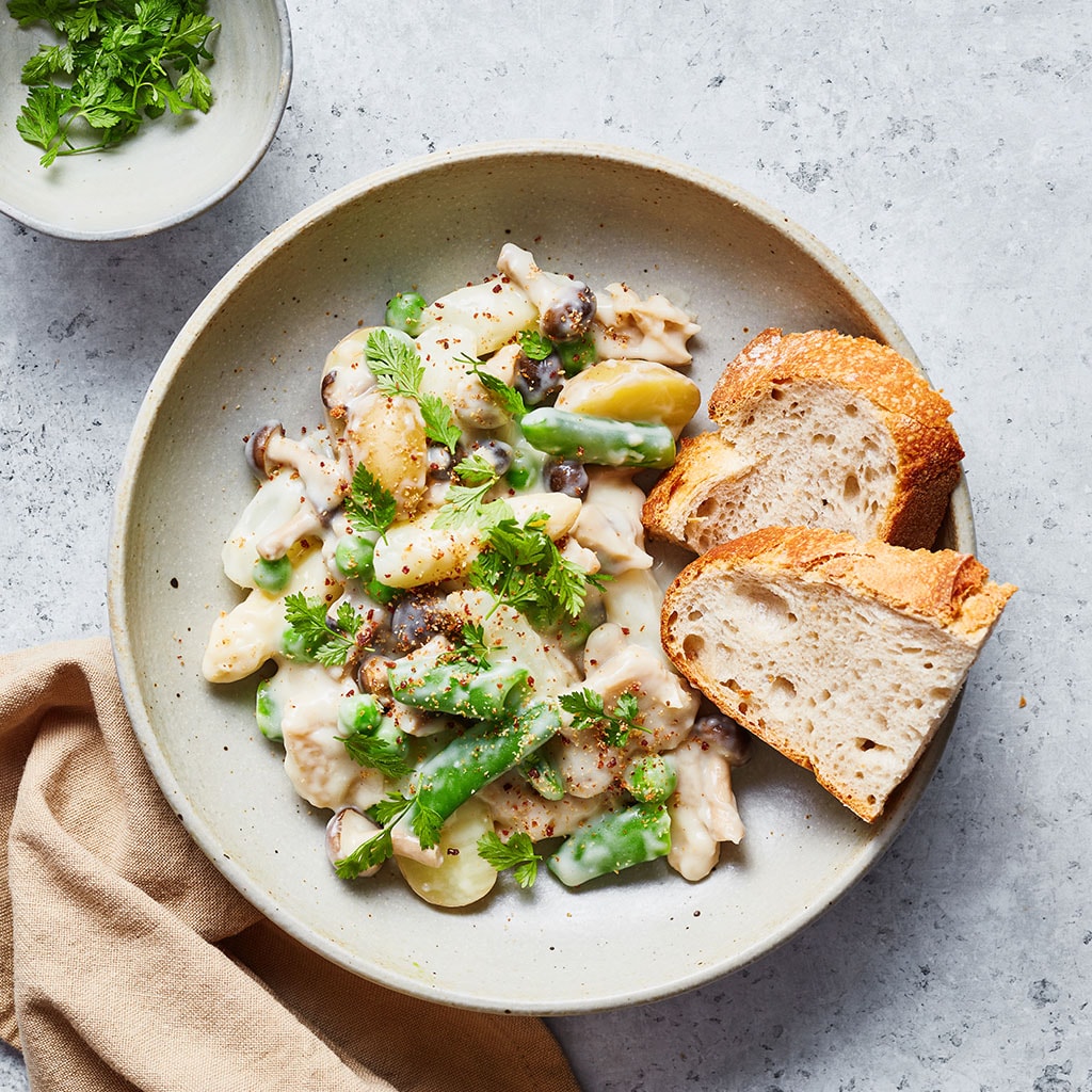 Vegetarische kipragout met asperges en groene voorjaarsgroenten